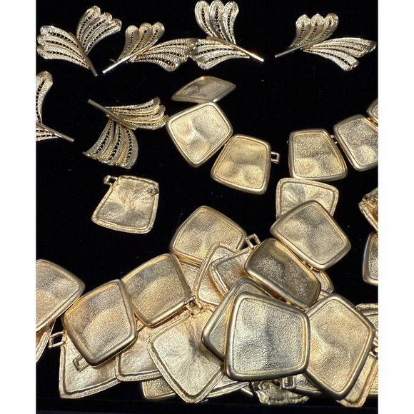 2 lb 4 oz Vintage Craft Jewelry Lot Gold Tone India Parts Beads Wings and Repair - Picture 6 of 16